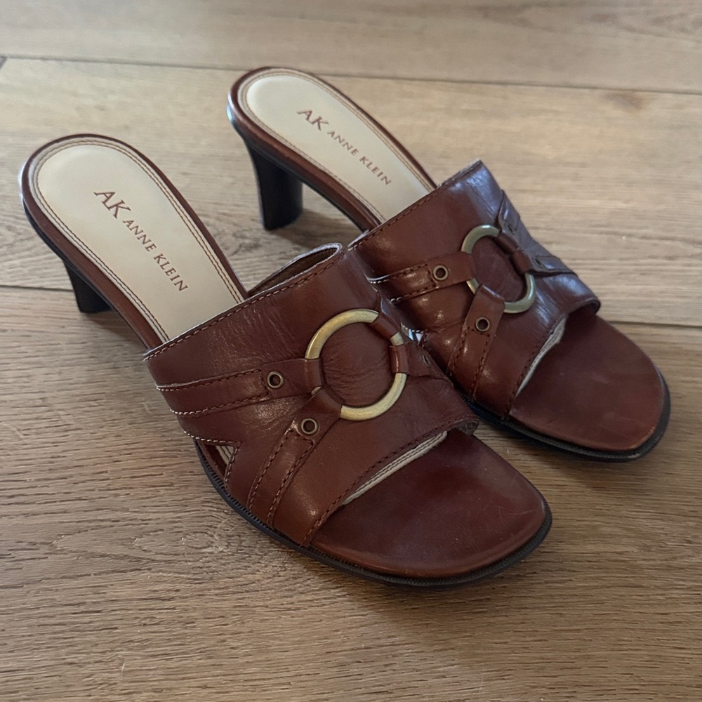 Anne Klein Brown Leather Kitten Heels with Gold Ring